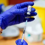 Un trabajador sanitario prepara la primera dosis de la vacuna de Pfizer-BioNTech contra la Covid-19