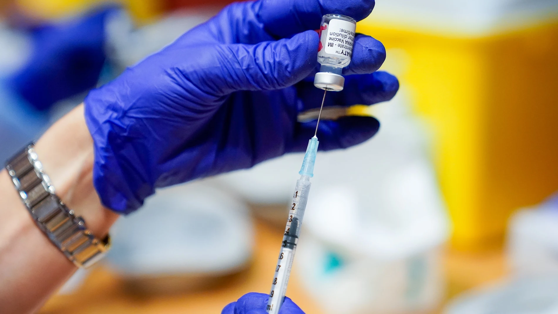 Un trabajador sanitario prepara la primera dosis de la vacuna de Pfizer-BioNTech contra la Covid-19