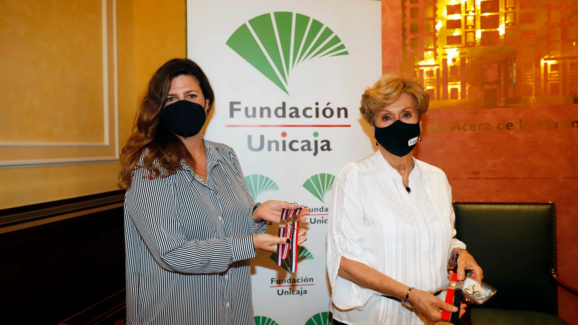 La responsable de Solidaridad Social y Educación de la Fundación Unicaja, Ana Cabrera, y la presidenta la Asociación de Pacientes Anticoagulados y Coronarios de Málaga, María Victoria Martín
