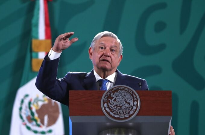 MEX4308. CIUDAD DE MÉXICO (MÉXICO), 09/06/2021 .- El presidente de México, Andrés Manuel López Obrador, habla hoy durante su conferencia matutina en Palacio Nacional de la Ciudad de México. El presidente de México, Andrés Manuel López Obrador, se mofó este miércoles del lapsus que tuvo durante la reunión del día anterior con la vicepresidenta de Estados Unidos, Kamala Harris: "Fue muy buena la reunión, fue tan buena que le dije presidente", expresó entre risas. EFE/Mario Guzmán