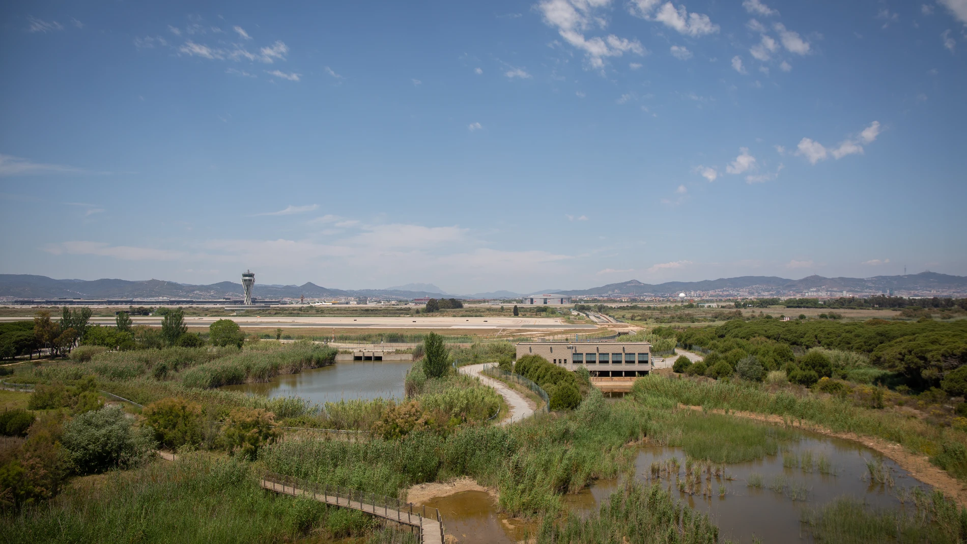 El aeropuerto de de Josep Tarradellas Barcelona-El Prat, cerca del espacio protegido natural de La Ricarda