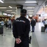Un agente de la Policía Nacional en funciones de vigilancia en la estación del AVE en Atocha (Madrid)