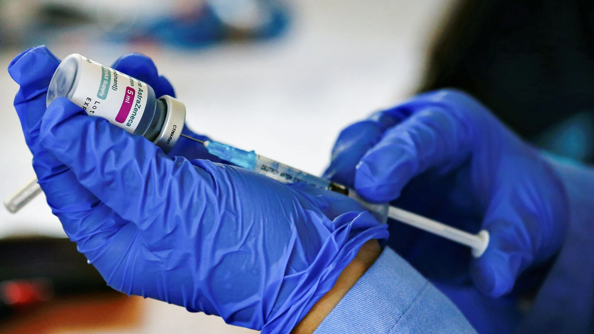Un sanitario prepara una dosis de la vacuna de AstraZeneca contra la Covid-19