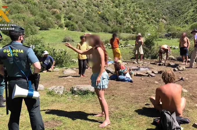 La Guardia Civil entra en el campamento hippie de la ‘Familia Arcoiris’ y ellos intentan abrazarles