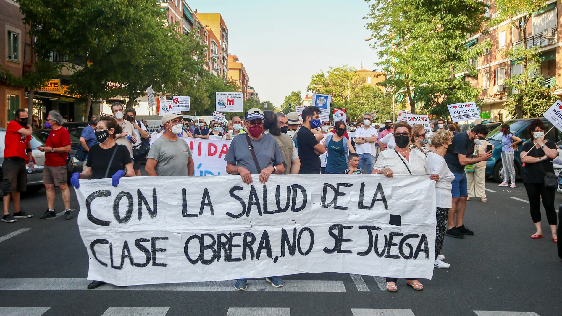 Varias decenas de personas participan en una manifestación en defensa del mantenimiento del Centro de Salud de Abrantes, en el distrito de Carabanchel, a 10 de junio de 2021, en Madrid (España).