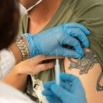 Sanitarios administran la vacuna contra el coronavirus a los trabajadores de Alestis Aerospace en San José de la Rinconada (Sevilla)
