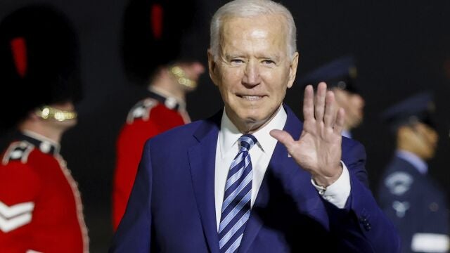 Joe Biden, en su llegada a la cumbre del G7 el pasado miércoles con el Air Force One, el avión de la Casa Blanca. AP