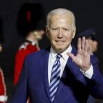 Joe Biden, en su llegada a la cumbre del G7 el pasado miércoles con el Air Force One, el avión de la Casa Blanca. AP