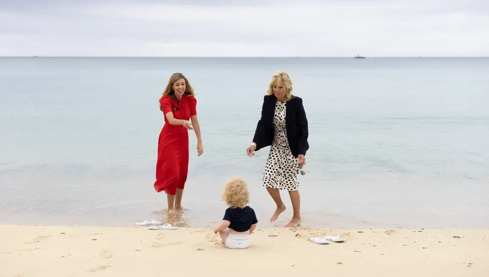 Carrie Johnson y Jill Biden juegan con el hijo pequeño del &quot;premier&quot; británico en Cornualles