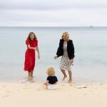 Carrie Johnson y Jill Biden juegan con el hijo pequeño del "premier" británico en Cornualles