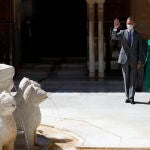 Los Reyes Felipe y Letizia, junto a la fuente de los Leones de la Alhambra de Granada, donde han inaugurado la exposición 'Odaliscas. De Ingres a Picasso'
