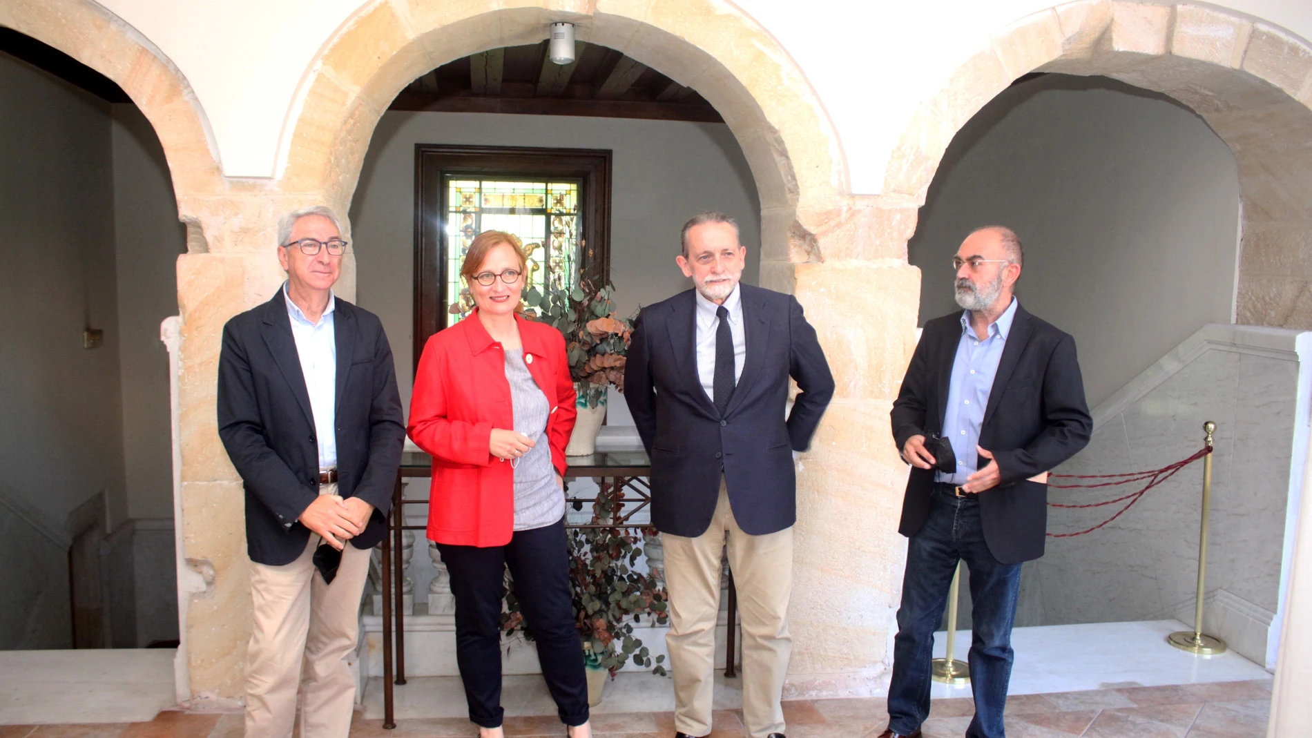 El secretario general de la Fundación Duques de Soria (FDS), José María Rodríguez-Ponga, junto con los responsables del Centro Internacional Antonio Machado (CIAM) José María García, José Ángel González Sáinz y Graziella Fantini, durante la presentación