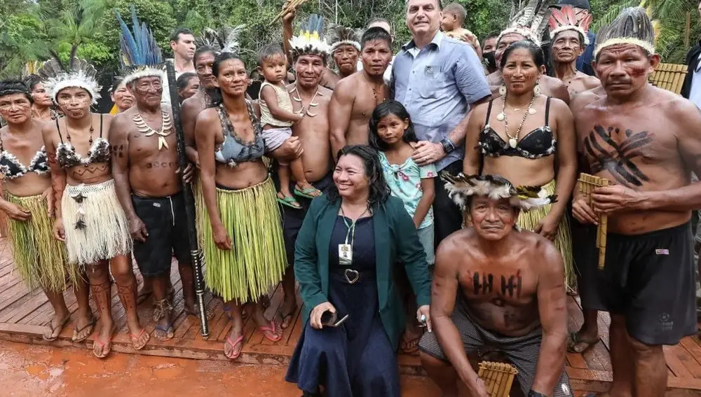 Jair Bolsonaro reaccionó publicando en Twitter esta foto suya reciente con indígenas del Amazonas