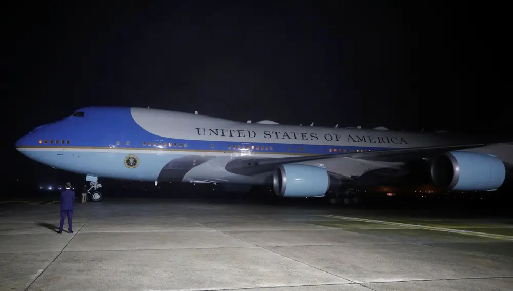 Imagen del Air Force One, en la llegada del presidente de Estados Unidos, Joe Biden, a la cumbre del G7. Reuters