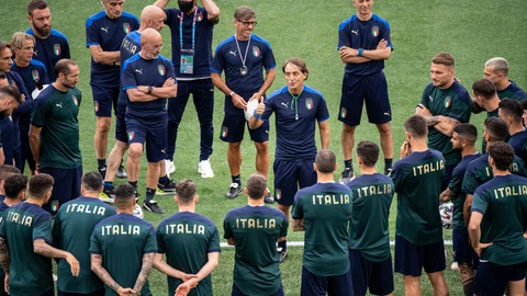 Roberto Mancini, seleccionador de Italia, da instrucciones a sus jugadores