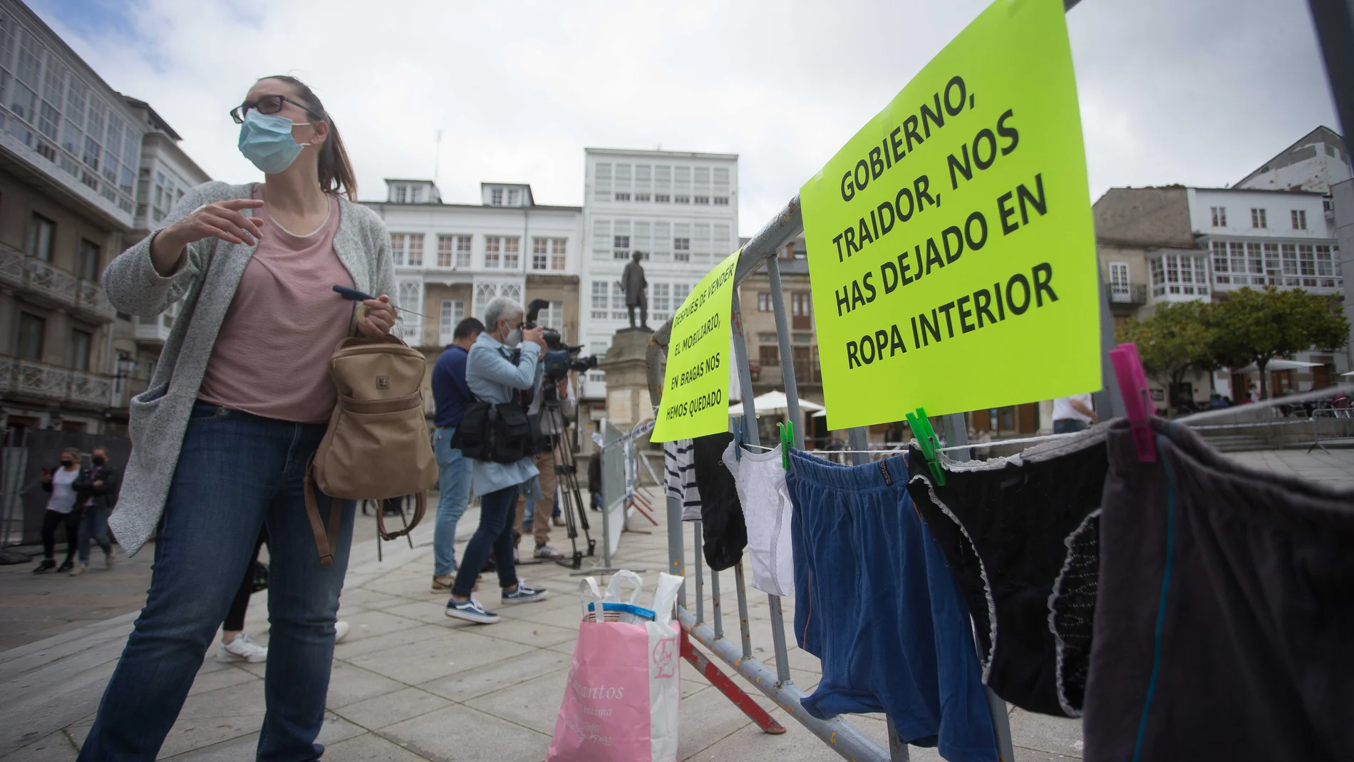 Una empleada del sector hostelero cuelga ropa interior como signo de protesta