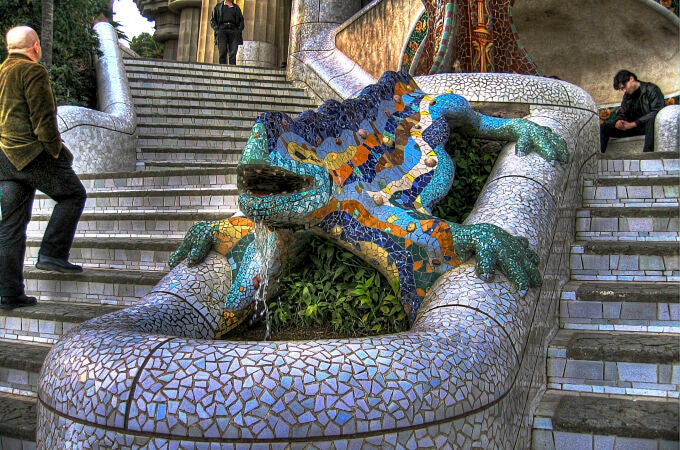 El dragón del Parque Güell, construido con la técnica del 'trencadís' por Antoni Gaudí.