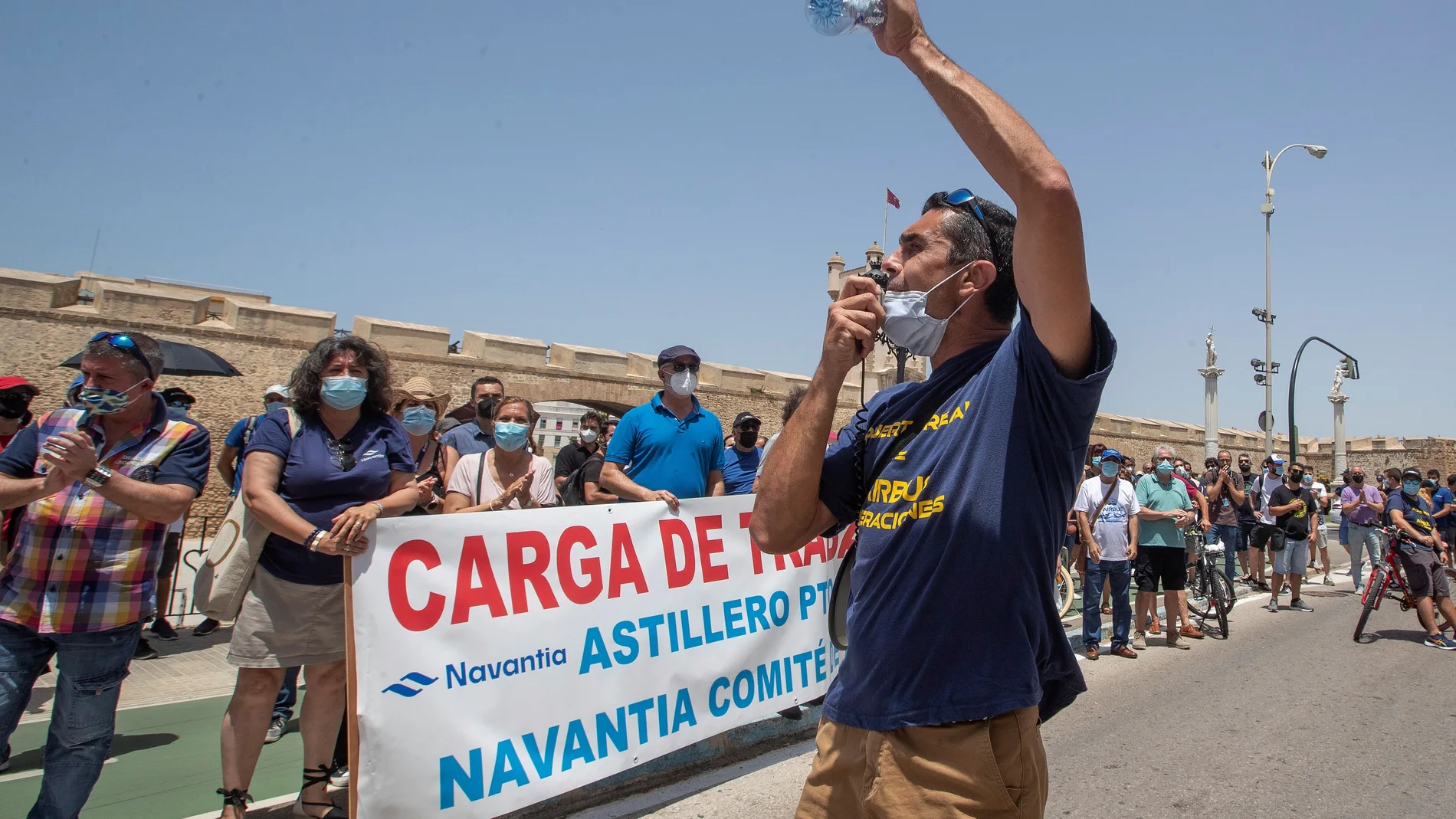 Trabajadores de la fábrica de Airbus en Puerto Real (Cádiz) han parado la actividad y han iniciado una manifestación. EFE/Román Ríos