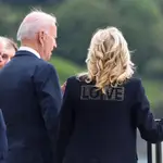 &quot;Love&quot;, la palabra que llevaba la primera dama de Estados Unidos, Jill Biden, detrás de su chaqueta, a su llegada a la cumbre del G7. Reuters