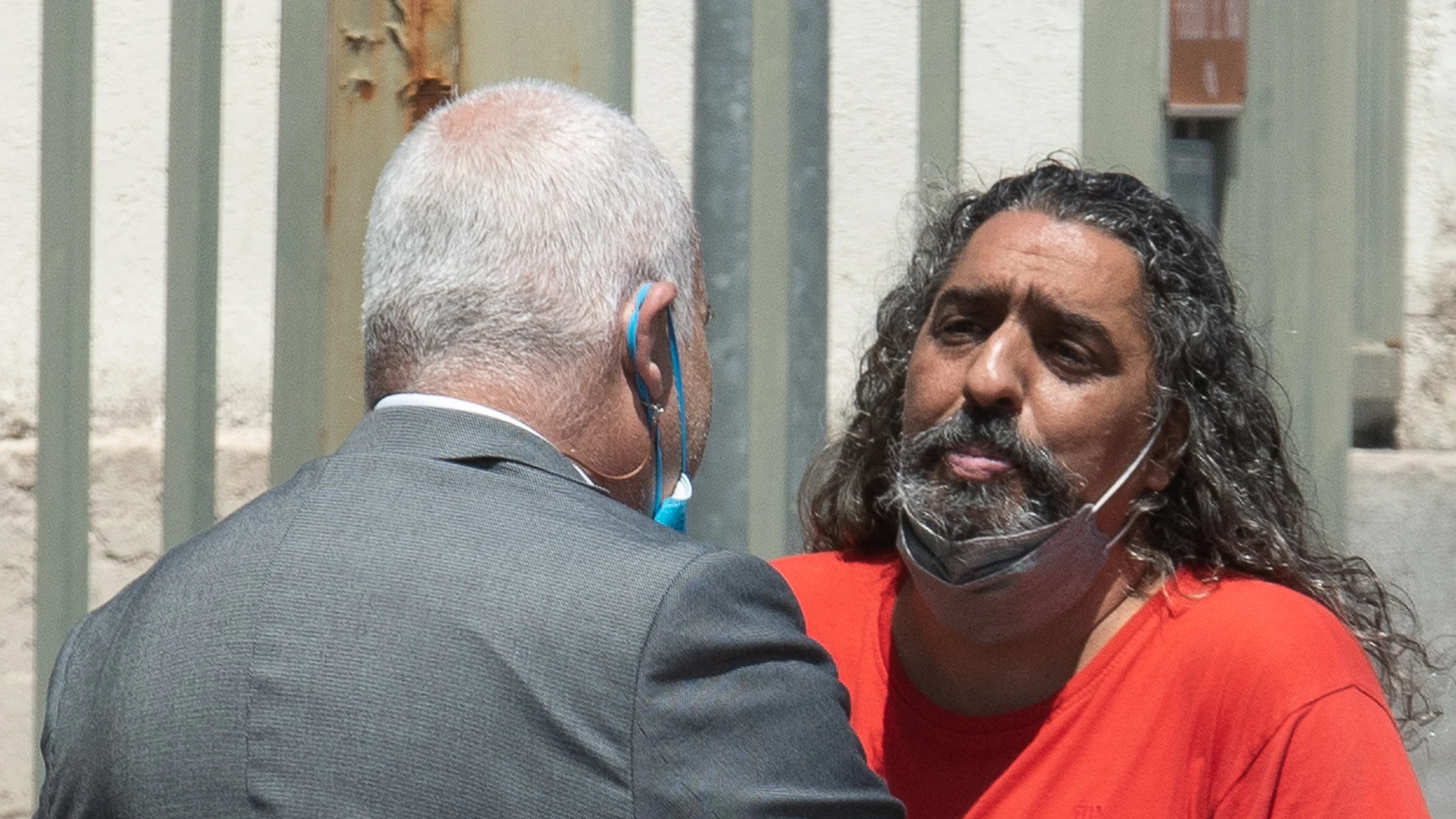 El cantaor Diego 'El Cigala' sale de los juzgados tras quedar en libertad incondicional junto a uno de sus abogados