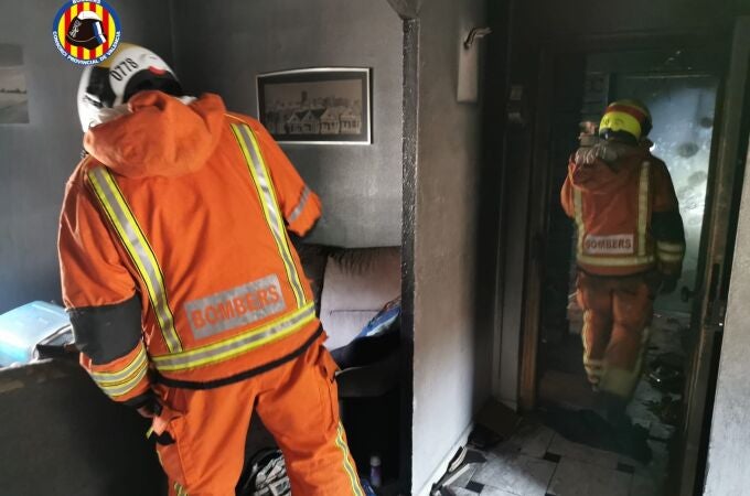 Imagen de archivo de los bomberos en una vivienda incendiada