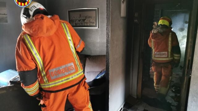Imagen de archivo de los bomberos en una vivienda incendiada