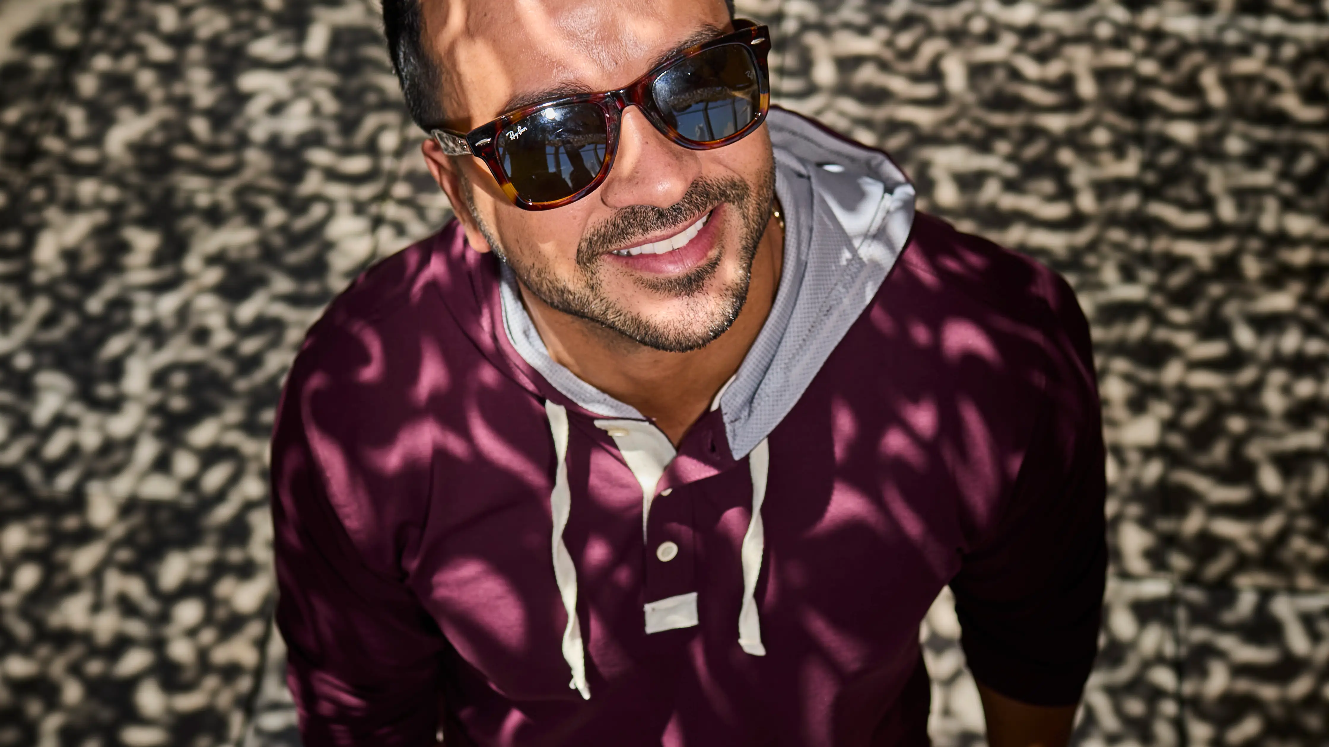 Entrevista de verano al cantante Luis Fonsi, que charla sobre su sencillo &quot;Vacío&quot;, que ya es disco de oro en España, y su nueva apuesta estival, &quot;Bésame&quot; junto al fenómeno de la música urbana latina Myke Towers