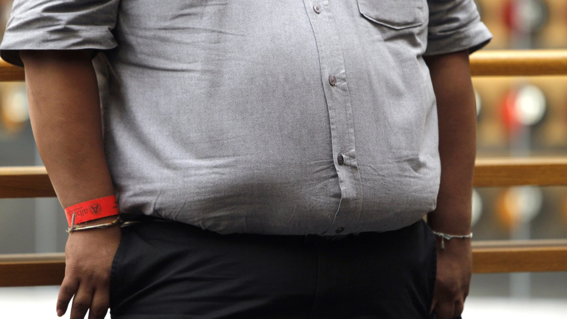 Fotografía de archivo que muestra una persona con obesidad en la calle.