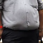 Fotografía de archivo que muestra una persona con obesidad en la calle.