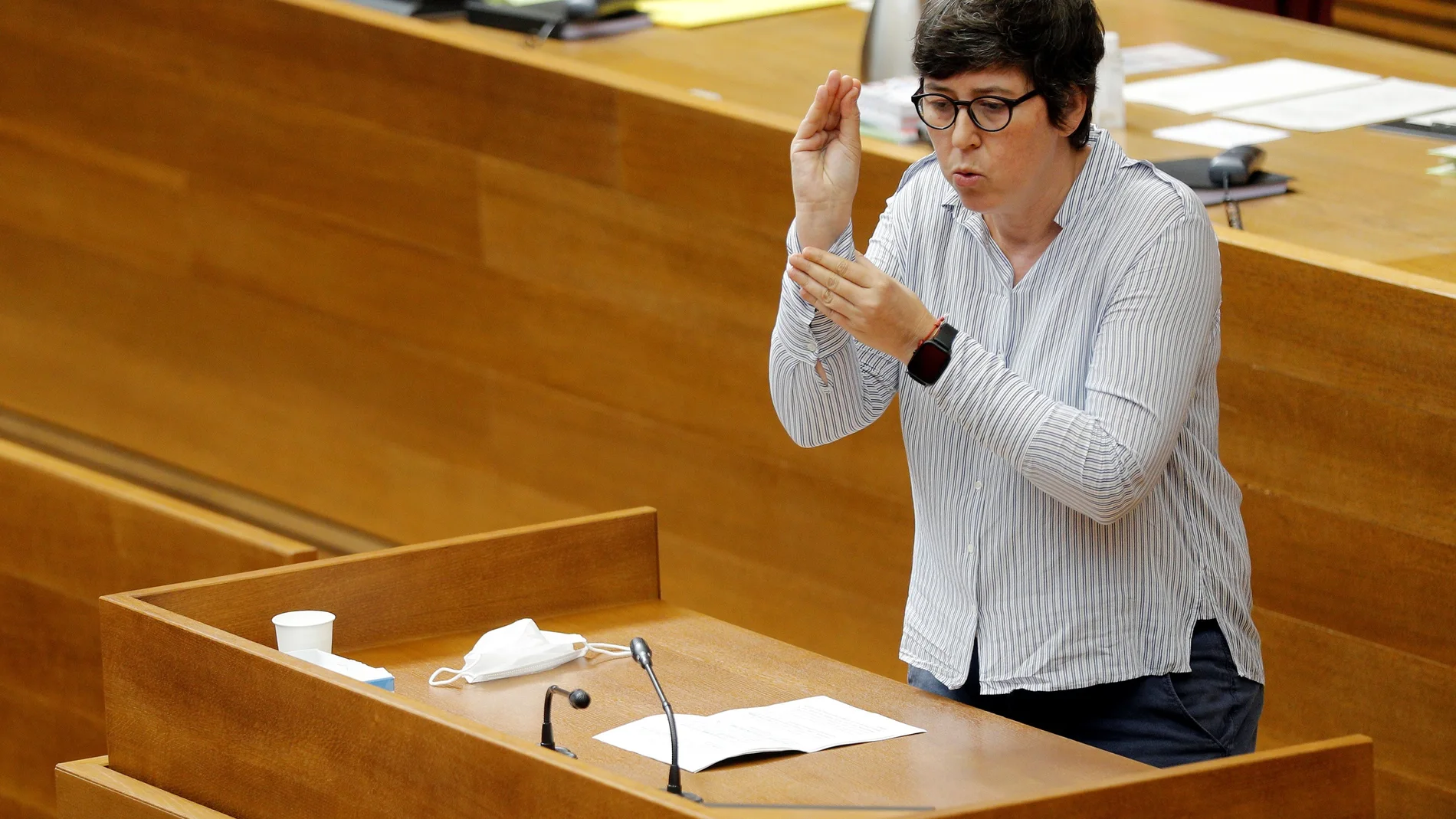 La portavoz del grupo parlamentario de Podemos, Pilar Lima, durante la sesión de control de Les Corts al president de la Generalitat, Ximo Puig