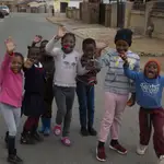 Niños surafricanos posan para una foto cerca de la casa en la que vive Gosiame Thamara Sithole en Tembisa, near Johannesburgo