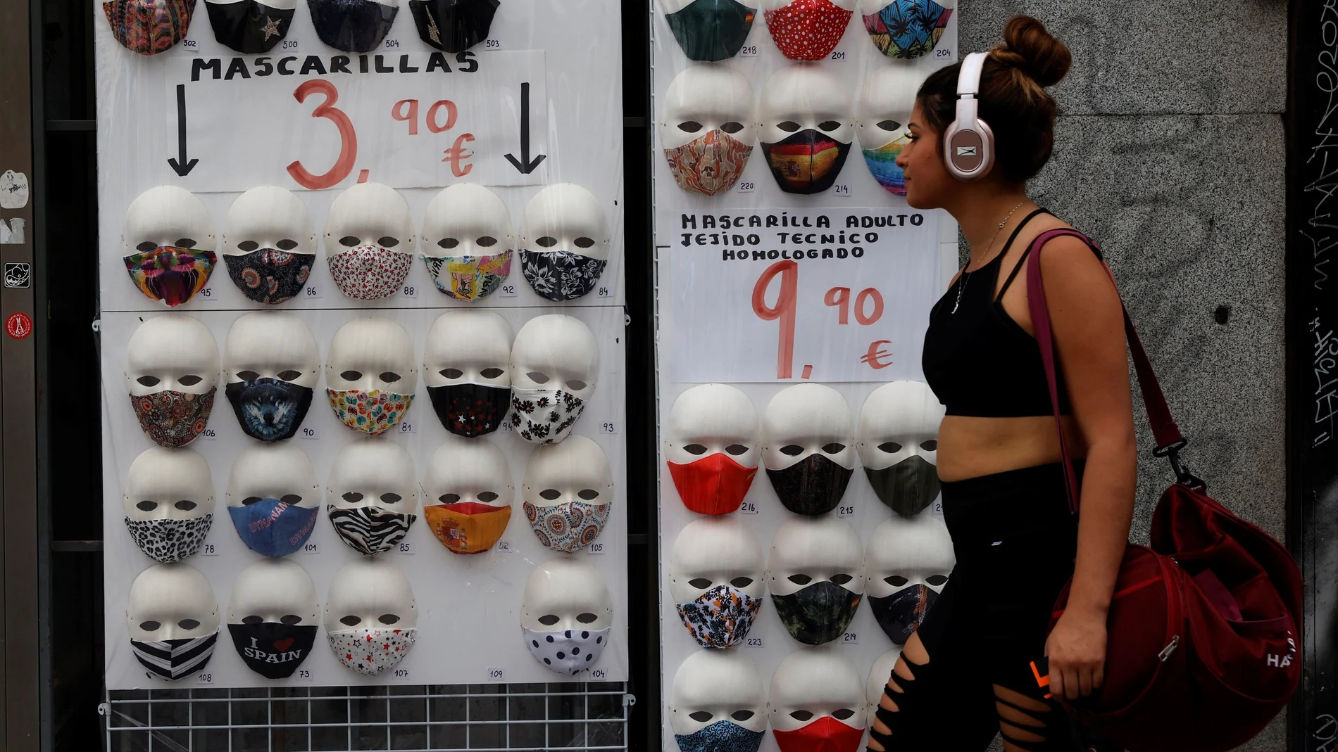 Vista de los precios y las modalidades de las mascarillas faciales como medida de prevención frente al coronavirus en una tienda del centro de Madrid este miércoles. EFE/Mariscal
