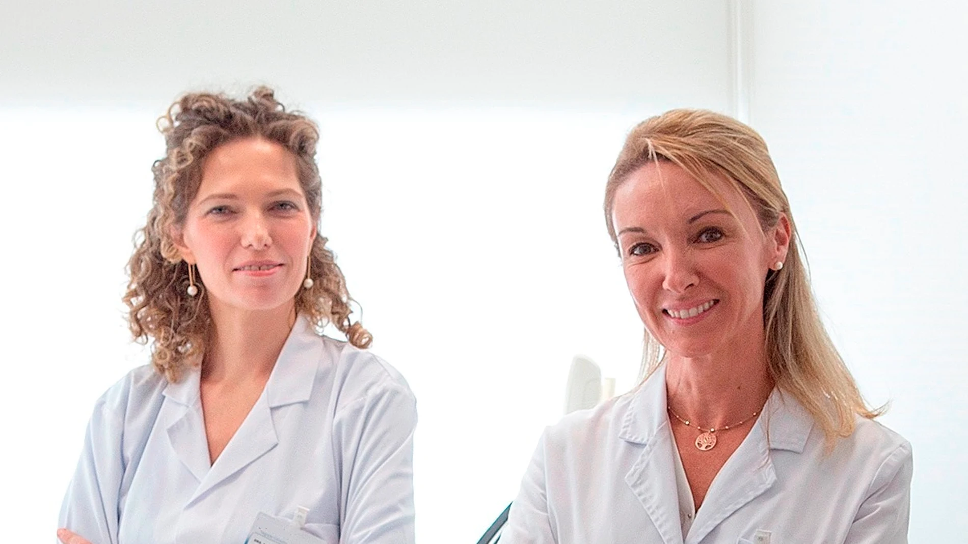La jefa del Servicio de Dermatología del Hospital Quirónsalud Sagrado Corazón, Amalia Pérez Gil, y la dermatóloga de Quirónsalud Sagrado Corazón, Ana Miragaya