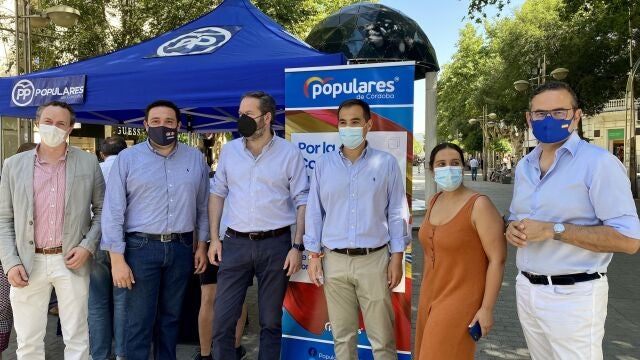 José Antonio Nieto junto al presidente del PP cordobés, Adolfo Molina, y otros representantes del partido en la recogida de firmas de la campaña '#IndultosNoJusticiaSí'