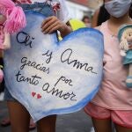 Un millar de personas se concentraron este viernes en la plaza de La Candelaria de Santa Cruz de Tenerife como repulsa por la muerte de la niña Olivia, de seis años, que junto a su hermana Anna de 1 año fue presuntamente secuestrada por su padre