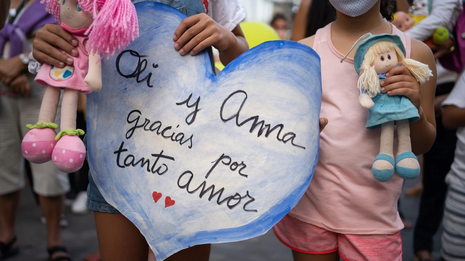 Un millar de personas se concentraron este viernes en la plaza de La Candelaria de Santa Cruz de Tenerife como repulsa por la muerte de la niña Olivia, de seis años, que junto a su hermana Anna de 1 año fue presuntamente secuestrada por su padre