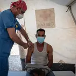 Un jornalero recibe la vacuna en un dispositivo a cargo de Cáritas y Cruz Roja, en un asentamiento de Níjar, Almería