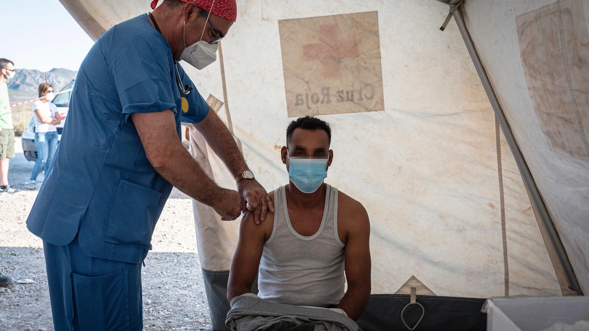 Un jornalero recibe la vacuna en un dispositivo a cargo de Cáritas y Cruz Roja, en un asentamiento de Níjar, Almería