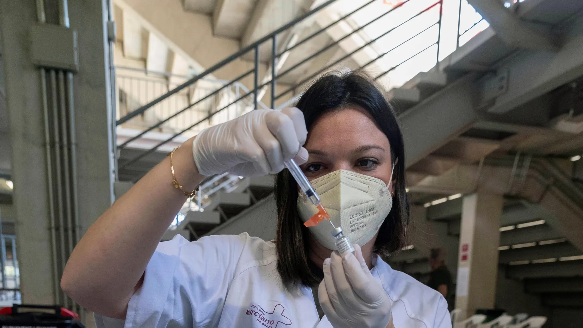 Una enfermera del Servicio Murciano de Salud prepara jeringuillas con dosis de la vacuna contra el Covid-19 "Comirnaty-Pfizer-BioNTech"