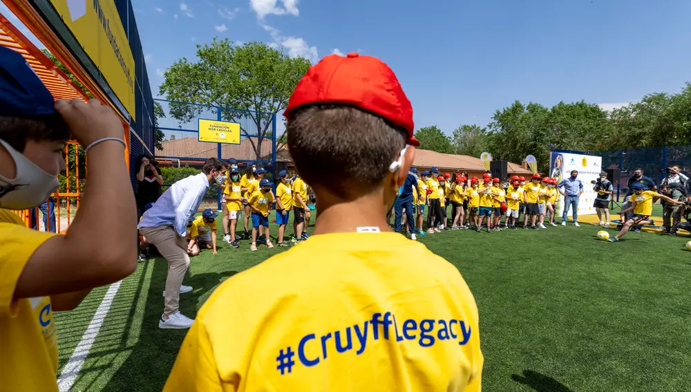 La Fundación Cruyff, la Fundación “la Caixa” y la Fundación Iker Casillas inauguran el Cruyff Court Fundación Iker Casillas, con la presencia de Iker Casillas, padrino del Cruyff Court Fundación Iker Casillas; Pati Roura, directora de la Fundación Cruyff; Xavier Bertolín, director corporativo de Educación y Marketing de la Fundación “la Caixa”; y Jesús Manuel Sánchez Cabrera, alcalde de Ávila