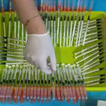 Una enfermera del Servicio Murciano de Salud prepara jeringuillas con dosis de la vacuna contra el Covid-19