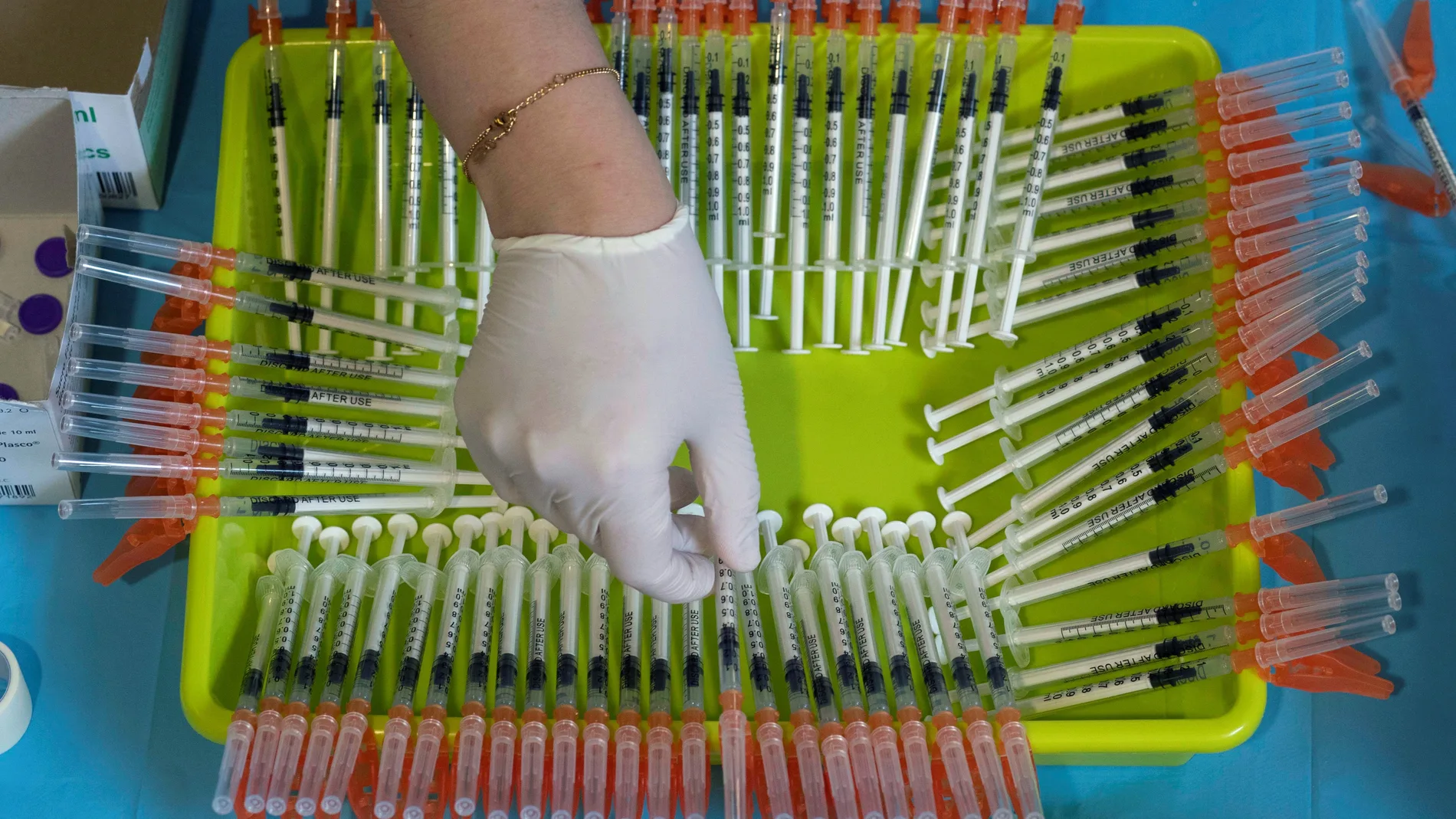 Una enfermera del Servicio Murciano de Salud prepara jeringuillas con dosis de la vacuna contra el Covid-19