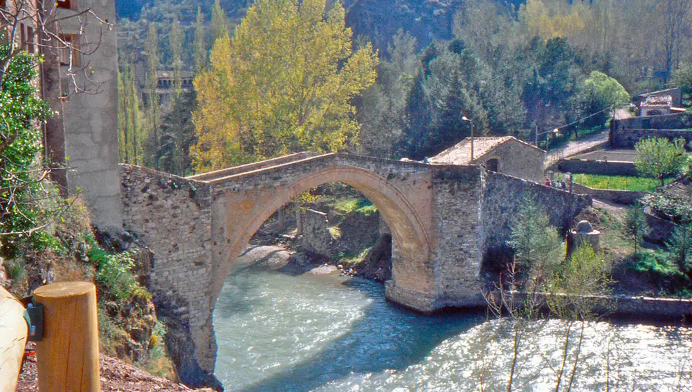 Puente medieval sobre el río Noguera Pallaresa, en Gerri de la Sal.