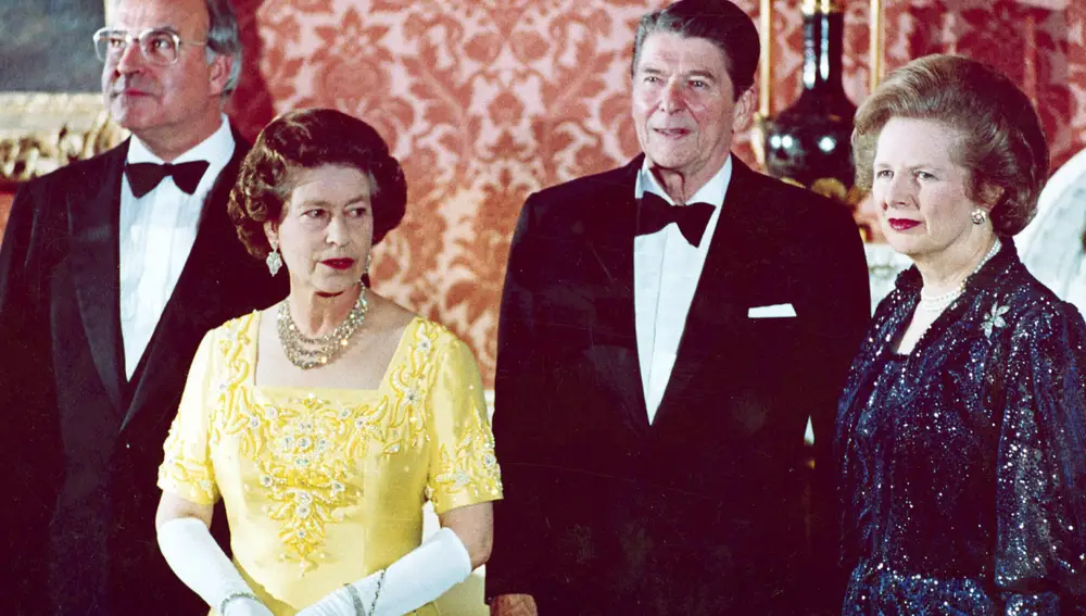La reina Isabel II y Ronald Reagan, en un encuentro en 1984 junto a la primera ministra británica, Margaret Thatcher, y el canciller de Alemania occidental, Helmut Kohl. AP