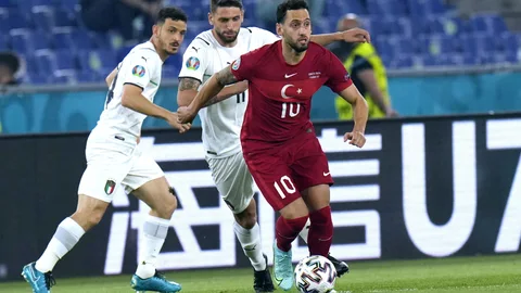 Hakan Calhanoglu con Turquía.