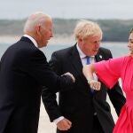 Carbis Bay (Reino Unido), 11/06/2021.- El primer ministro británico, Boris Johnson (2d), y su esposa Carrie Johnson (d) saludan al presidente estadounidense Joe Biden y a la primera dama Jill Biden, durante la cumbre del G7 en Carbis Bay, Cornwall, Gran Bretaña, 11 de junio de 2021. EFE/EPA/PHIL NOBLE / POOL