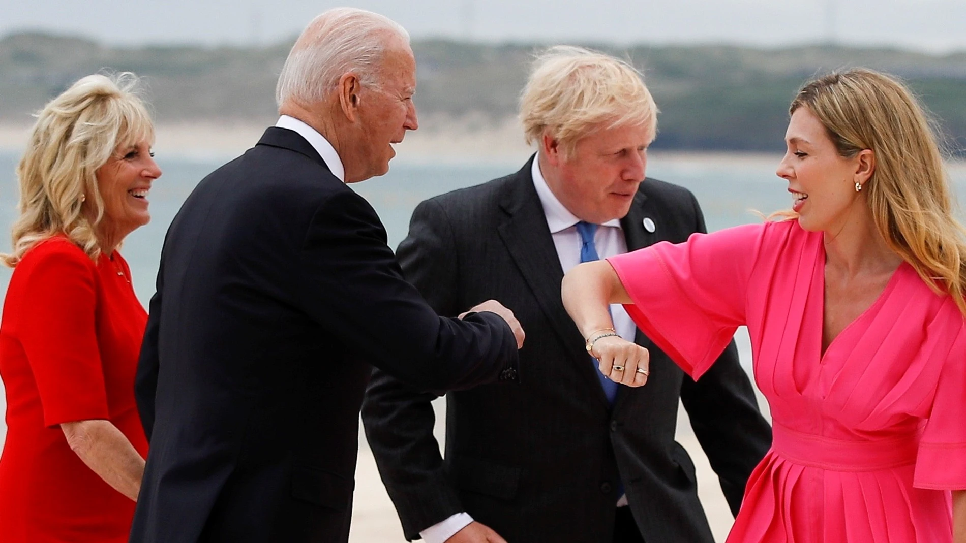 Carbis Bay (Reino Unido), 11/06/2021.- El primer ministro británico, Boris Johnson (2d), y su esposa Carrie Johnson (d) saludan al presidente estadounidense Joe Biden y a la primera dama Jill Biden, durante la cumbre del G7 en Carbis Bay, Cornwall, Gran Bretaña, 11 de junio de 2021. EFE/EPA/PHIL NOBLE / POOL