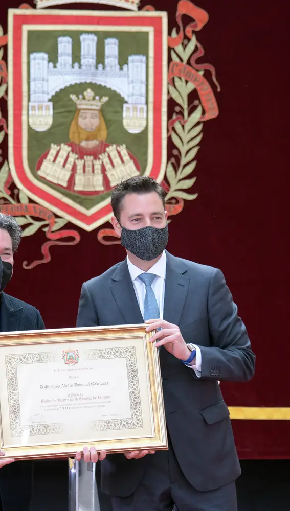 El alcalde de Burgos, Daniel de la Rosa, entrega el título a Gustavo Dudamel