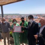El consejero Suárez-Quiñones con el diplota que acredita a los vinos de la DO de León como "excelente"