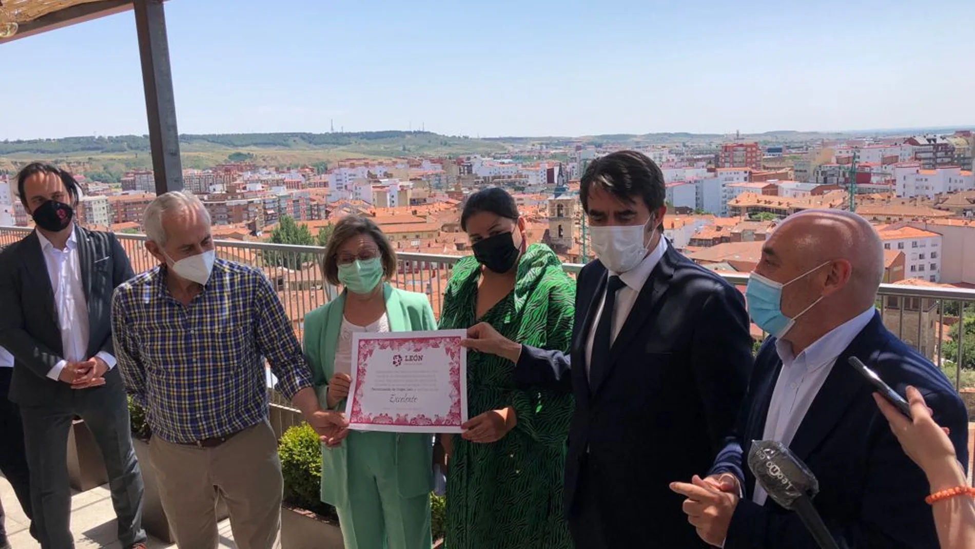 El consejero Suárez-Quiñones con el diplota que acredita a los vinos de la DO de León como "excelente"